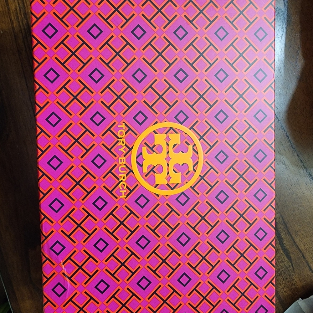 Sandals from tory burch, tried, and it's too small for me, there I'm seling it